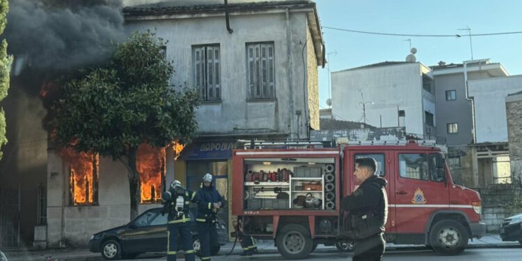 400 χρυσές λίρες βρέθηκαν στο σπίτι που κάηκε στα Τρίκαλα – Από το συσσίτιο της Μητροπόλεως έτρωγε η γριούλα!!