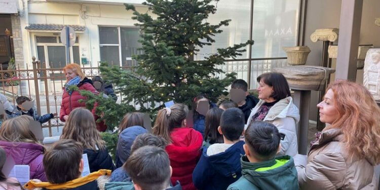 Μαθητές Δημοτικών Σχολείων στόλισαν και φέτος τα χριστουγεννιάτικα δέντρα των δύο μουσείων της Εφορείας Αρχαιοτήτων Κοζάνης.