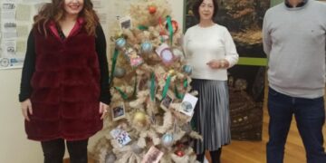 Ένα Χριστουγεννιάτικο Δένδρο με Ιστορία, Παράδοση και Δημιουργικότητα στο Κέντρο Εκπαίδευσης για το Περιβάλλον και την Αειφορία της Σιάτιστας