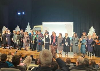 Πραγματοποιήθηκε παράσταση θεάτρου σκιών με τη συμμετοχή της Χορωδίας Γυναικών Σιάτιστας στο Πολιτιστικό Κέντρο Άρης και Λίλιαν Βουδούρη