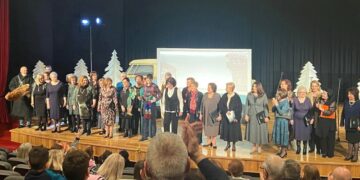 Πραγματοποιήθηκε παράσταση θεάτρου σκιών με τη συμμετοχή της Χορωδίας Γυναικών Σιάτιστας στο Πολιτιστικό Κέντρο Άρης και Λίλιαν Βουδούρη