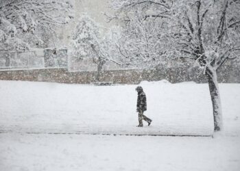 Τσουχτερό κρύο και έντονες βροχές – Ντύνεται στα «λευκά» η χώρα