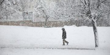 Τσουχτερό κρύο και έντονες βροχές – Ντύνεται στα «λευκά» η χώρα