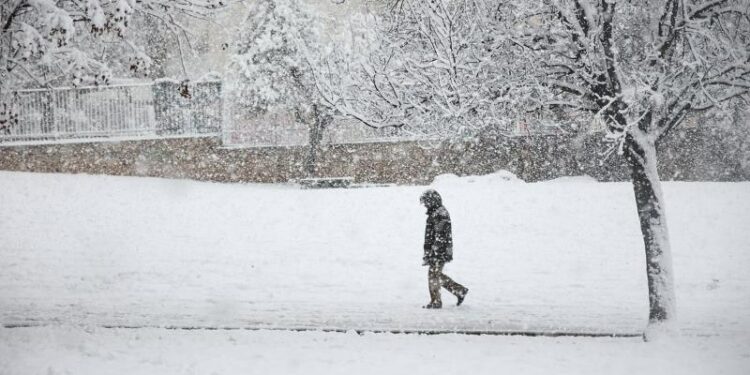 Τσουχτερό κρύο και έντονες βροχές – Ντύνεται στα «λευκά» η χώρα