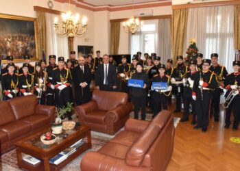 Τα παραδοσιακά Χριστουγεννιάτικα Κάλαντα στο Δήμαρχο Κοζάνης. Βίντεο