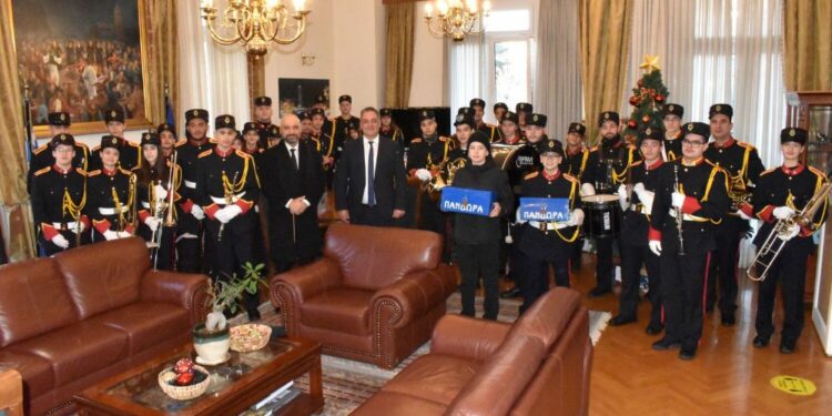 Τα παραδοσιακά Χριστουγεννιάτικα Κάλαντα στο Δήμαρχο Κοζάνης. Βίντεο