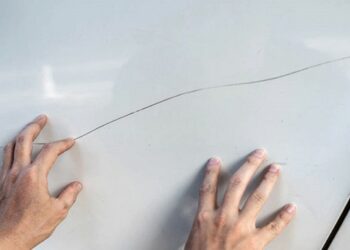 Ποινή φυλάκισης και χρηματικό πρόστιμο για χάραγμα αυτοκινήτου – Τι προβλέπει ο νέος νόμος