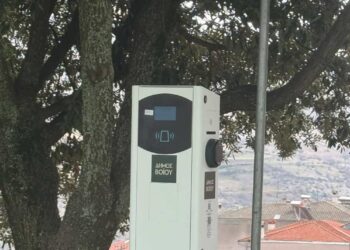 Σιάτιστα: Τοποθετήθηκε ο πρώτος σταθμός φόρτισης αυτοκίνητων