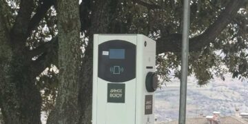 Σιάτιστα: Τοποθετήθηκε ο πρώτος σταθμός φόρτισης αυτοκίνητων