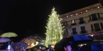 Υπό βροχή και με την “Πανδώρα” το άναμμα του χριστουγεννιάτικου δέντρου της Κοζάνης -Βίντεο