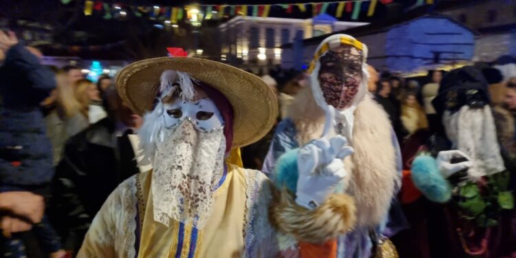 Σιάτιστα: Ξεκίνησαν τα Μπουμπουσιάρια.  Βίντεο