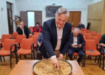 Δήμος Βοΐου: Στην πρώτη συνεδρίαση έκοψαν τη Βασιλόπιτα.  Ο τυχερός..  Βίντεο