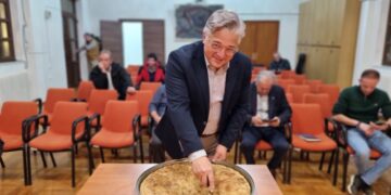 Δήμος Βοΐου: Στην πρώτη συνεδρίαση έκοψαν τη Βασιλόπιτα.  Ο τυχερός..  Βίντεο