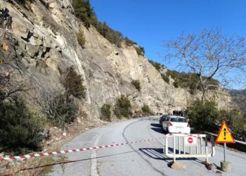 Ο Περιφερειάρχης στο σημείο της κατολίσθησης στο δρόμο την Δ.Κ. Ιμέρων προς τον Υ.Σ. Πολυφύτου