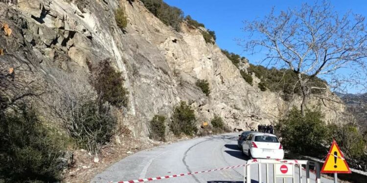 Ο Περιφερειάρχης στο σημείο της κατολίσθησης στο δρόμο την Δ.Κ. Ιμέρων προς τον Υ.Σ. Πολυφύτου