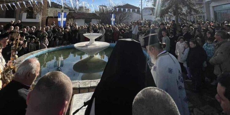 Ο Αγιασμός των Υδάτων στο συντριβάνι της Νεάπολης