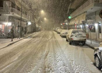 Σε λευκό τοπίο η Νεάπολη.  Φωτογραφίες