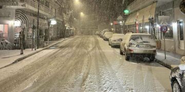 Σε λευκό τοπίο η Νεάπολη.  Φωτογραφίες