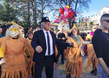 Τα Μπουμπουσάρια της Σιάτιστας: Θέαμα και κέφι στη μεγάλη παρέλαση των Καρναβαλιστών. Ζωντανή σύνδεση της ΕΡΤ