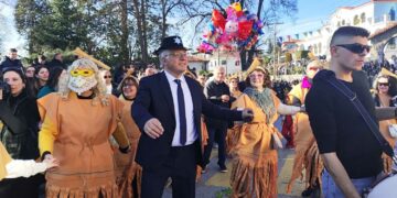 Τα Μπουμπουσάρια της Σιάτιστας: Θέαμα και κέφι στη μεγάλη παρέλαση των Καρναβαλιστών. Ζωντανή σύνδεση της ΕΡΤ