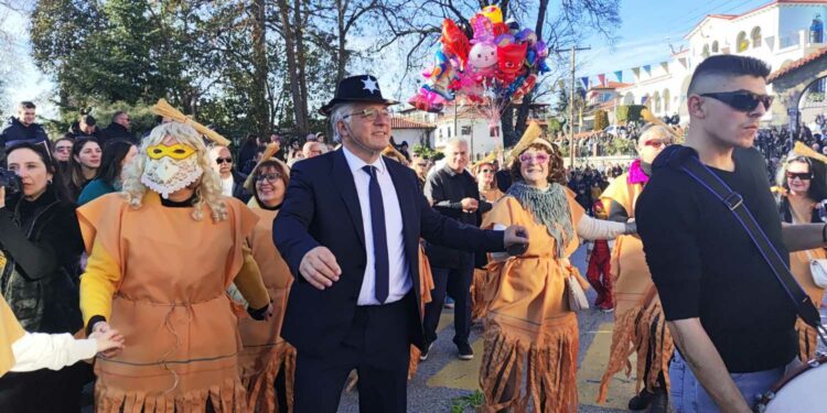 Τα Μπουμπουσάρια της Σιάτιστας: Θέαμα και κέφι στη μεγάλη παρέλαση των Καρναβαλιστών. Ζωντανή σύνδεση της ΕΡΤ