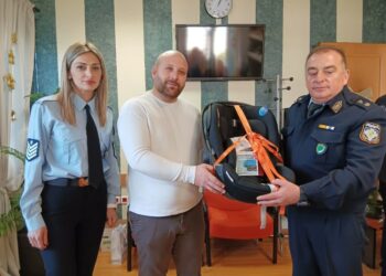 Το Τμήμα Τροχαίας Κοζάνης δώρισε για 4η συνεχόμενη χρονιά παιδικό κάθισμα αυτοκινήτου στο πρώτο παιδί που γεννήθηκε το έτος 2025 στην πόλη της Κοζάνης