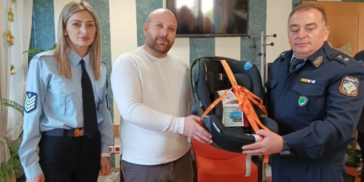 Το Τμήμα Τροχαίας Κοζάνης δώρισε για 4η συνεχόμενη χρονιά παιδικό κάθισμα αυτοκινήτου στο πρώτο παιδί που γεννήθηκε το έτος 2025 στην πόλη της Κοζάνης