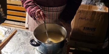 Μπουμπουσάρια με δωρεάν κρασί, τραχανά και πολύ χορό.  Βίντεο