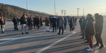 Οι αγρότες συνεχίζουν με κλείσιμο του δρόμου στο μπλόκο Αντιγόνου