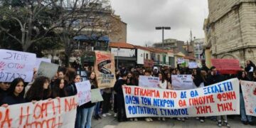 Κοζάνη: Πορεία προς τον Σιδηροδρομικό Σταθμό από μαθητές και φοιτητές για τα Τέμπη (βίντεο)