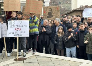 Σιάτιστα: Η συγκέντρωση στην πλατεία Δημαρχείου για τα Τέμπη.  Βίντεο και φωτογραφίες
