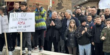 Σιάτιστα: Η συγκέντρωση στην πλατεία Δημαρχείου για τα Τέμπη.  Βίντεο και φωτογραφίες