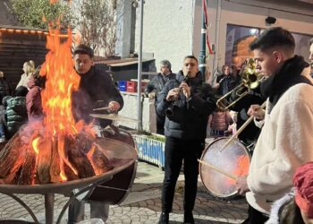 Νεάπολη: Άναψε ο φανός την Τσικνοπέμπτη.  Βίντεο και φωτογραφίες