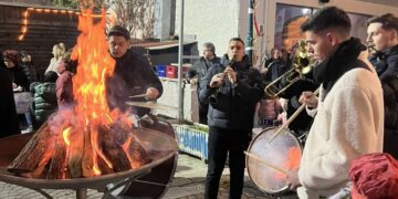Νεάπολη: Άναψε ο φανός την Τσικνοπέμπτη.  Βίντεο και φωτογραφίες