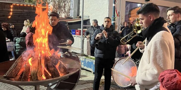 Νεάπολη: Άναψε ο φανός την Τσικνοπέμπτη.  Βίντεο και φωτογραφίες