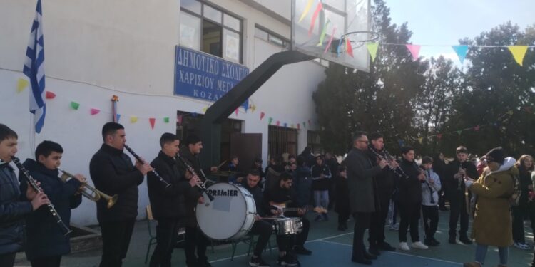 Η Ορχήστρα Παραδοσιακής Μουσικής του Μουσικού Σχολείου Σιάτιστας στο Δημοτικό Χαρίσιος Μεγδάνης