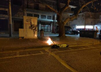 Κοζάνη: Ανήλικοι έβαλαν φωτιά σε πατίνι στην οδό Αριστοτέλους – Πυροσβεστική και Αστυνομία στο σημείο – Δείτε το βίντεο