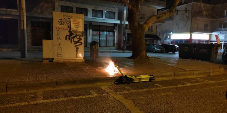Κοζάνη: Ανήλικοι έβαλαν φωτιά σε πατίνι στην οδό Αριστοτέλους – Πυροσβεστική και Αστυνομία στο σημείο – Δείτε το βίντεο
