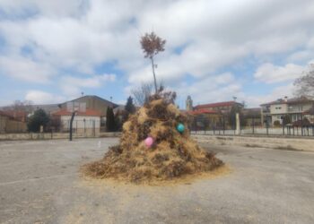 Το Γυμνάσιο Γαλατινής πραγματοποίησε και φέτος το έθιμο της κλαδαριας. Ευχαριστήριο