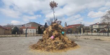 Το Γυμνάσιο Γαλατινής πραγματοποίησε και φέτος το έθιμο της κλαδαριας. Ευχαριστήριο