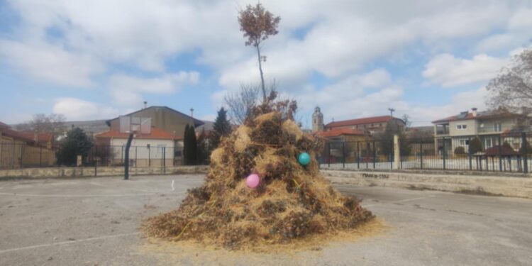 Το Γυμνάσιο Γαλατινής πραγματοποίησε και φέτος το έθιμο της κλαδαριας. Ευχαριστήριο