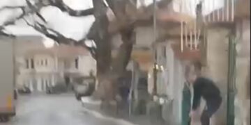 Σιάτιστα: Νταλίκα πήρε σβάρνα φωτιστικό. Βίντεο