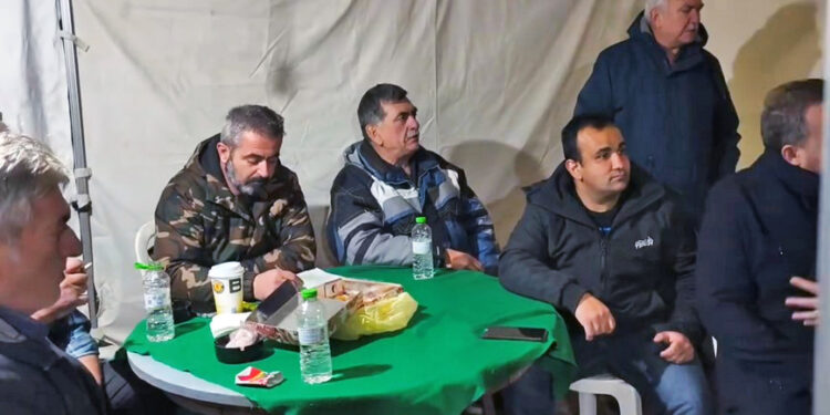 Επίσκεψή του Εμπορικού Συλλόγου Γρεβενών στο σημείο διαμαρτυρίας των αγροτών του Νομού Γρεβενών