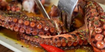 Έφαγε χταπόδι με αγκίστρι και του καρφώθηκε στον οισοφάγο