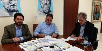 Υπογραφή δύο προγραμματικών συμβάσεων από τον Περιφερειάρχη Γιώργο Αμανατίδη: «Βελτίωση κυκλοφοριακών συνθηκών Δημοτικής Οδού Δρεπάνου προς Άγιο Δημήτριο και Ακρινή Δήμου Κοζάνης» και «Κατασκευή Πεζοδρομίων στη Δημοτική Κοινότητα Πρωτοχωρίου»