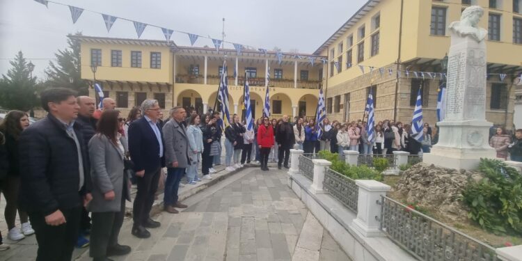 Σιάτιστα: Η κατάθεση στεφάνων για την 25η Μαρτίου από τα σχολεία. Βίντεο και φωτογραφίες