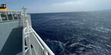 Γυναίκα έπεσε στη θάλασσα από επιβατηγό πλοίο – Έρευνες στον Σαρωνικό