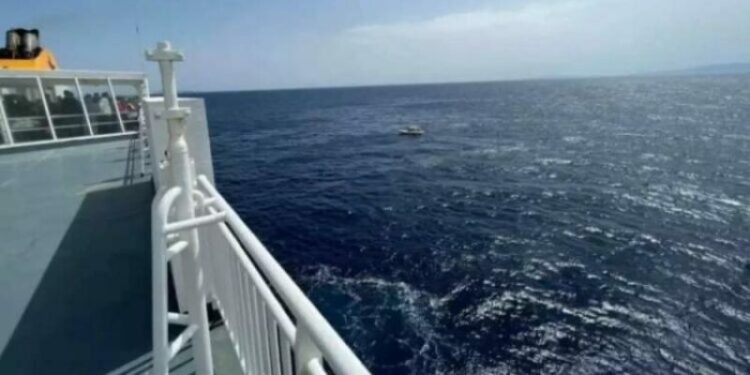 Γυναίκα έπεσε στη θάλασσα από επιβατηγό πλοίο – Έρευνες στον Σαρωνικό