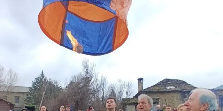 Πεντάλοφος: Το έθιμο με τα αερόστατα πραγματοποιήθηκε την Καθαρά Δευτέρα.  Βίντεο