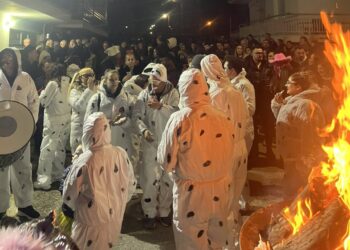 Νεάπολη: Στα ύψη το κέφι στο Άναμμα του Φανού. Φωτογραφίες